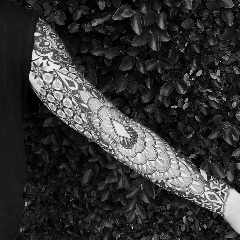 女生手臂上黑灰素描几何元素创意花纹唯美花臂纹身图片