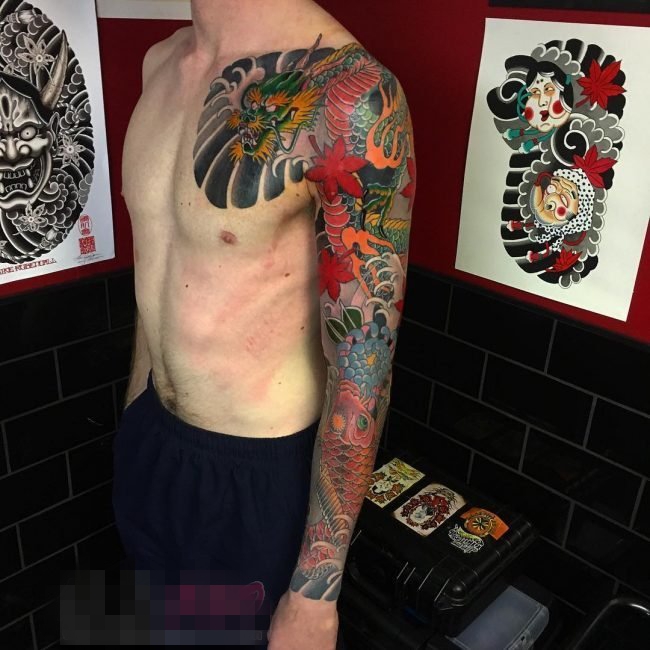 男生手臂上黑色线条素描创意花臂纹身图案