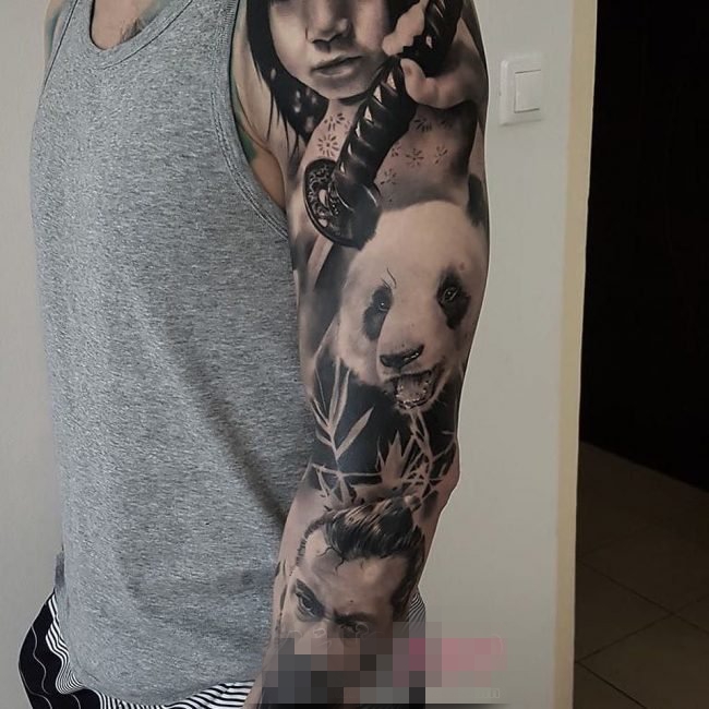 男生手臂上黑色线条素描创意花臂纹身图案
