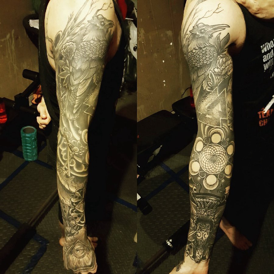 男生手臂上黑灰素描点刺技巧创意霸气花臂纹身图片