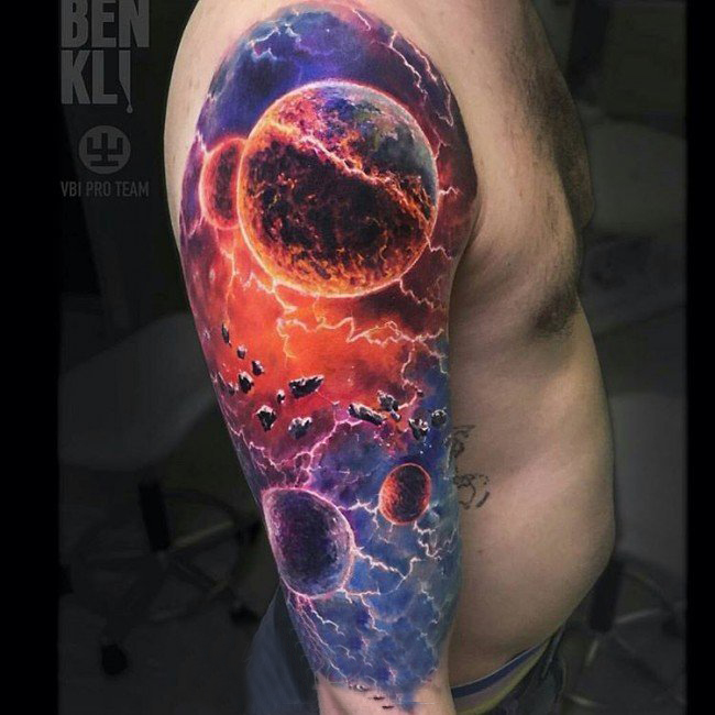 男生手臂上彩绘水彩素描创意星空元素花臂纹身图片