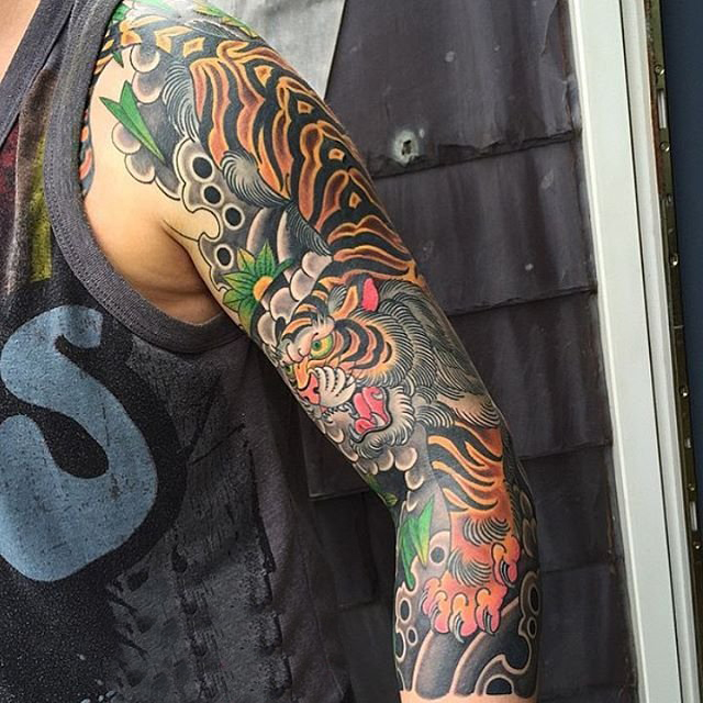 男生手臂上彩绘水彩素描创意霸气老虎花臂纹身图片