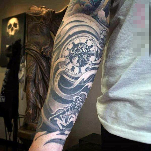 男生手臂上黑色素描点刺技巧复古齿轮钟表花臂纹身图片