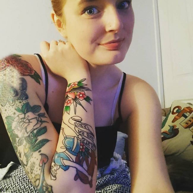 女生手臂上彩绘简单线条小清新植物花臂纹身图片