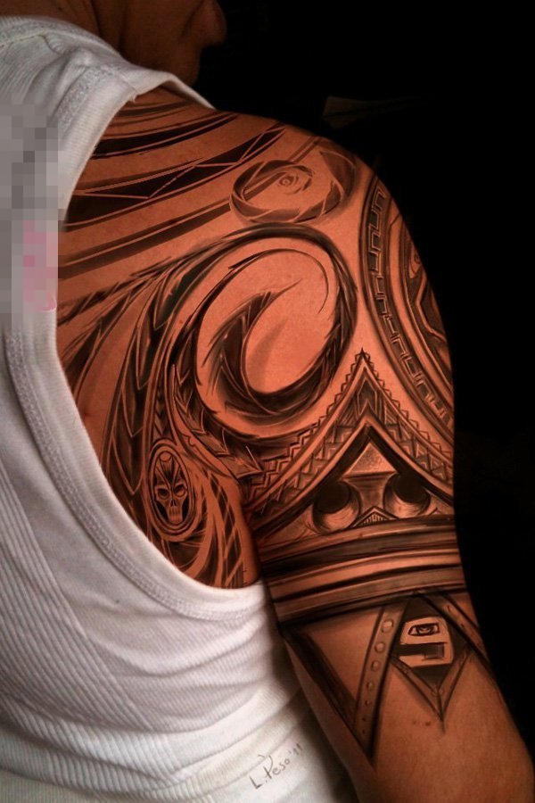 男生手臂上黑色线条素描几何元素霸气花臂纹身图片