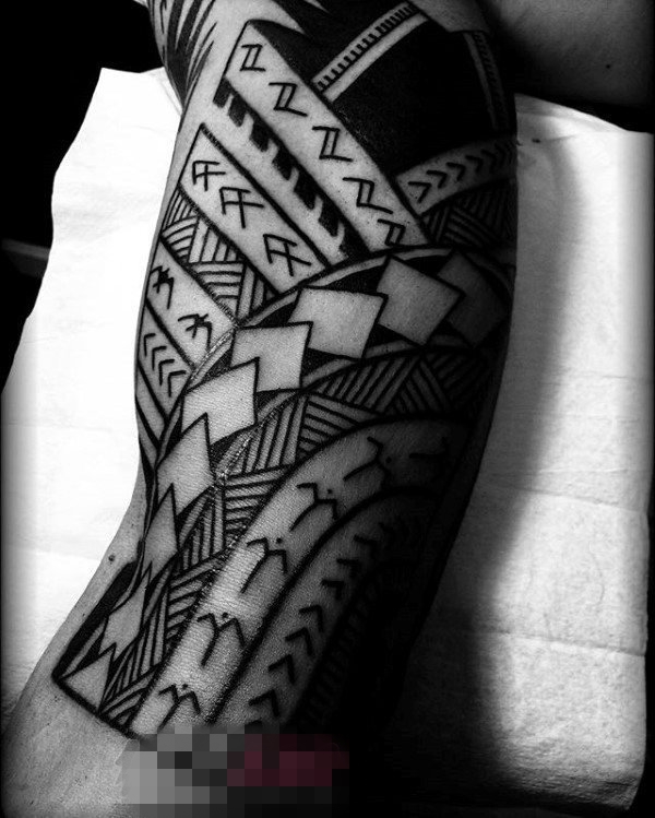 男生手臂上黑色线条素描创意花纹花臂纹身图片