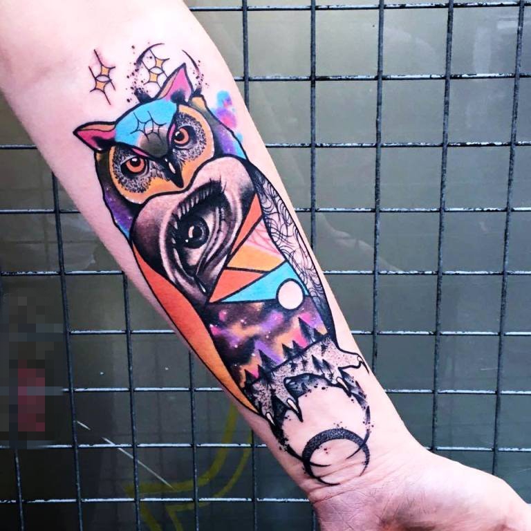 女生手臂上彩绘水彩创意花臂猫头鹰纹身图片