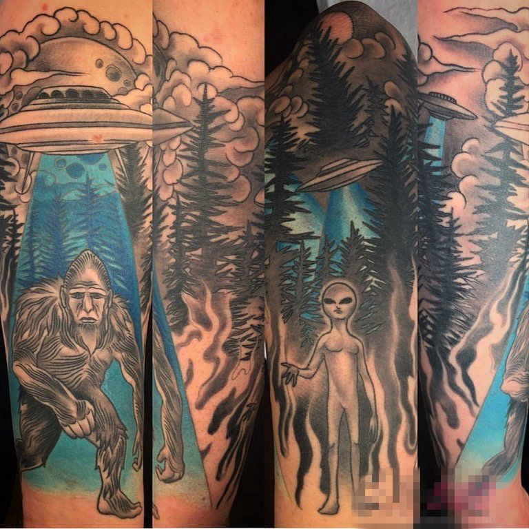 男生手臂上彩绘花臂森林外星人纹身图片