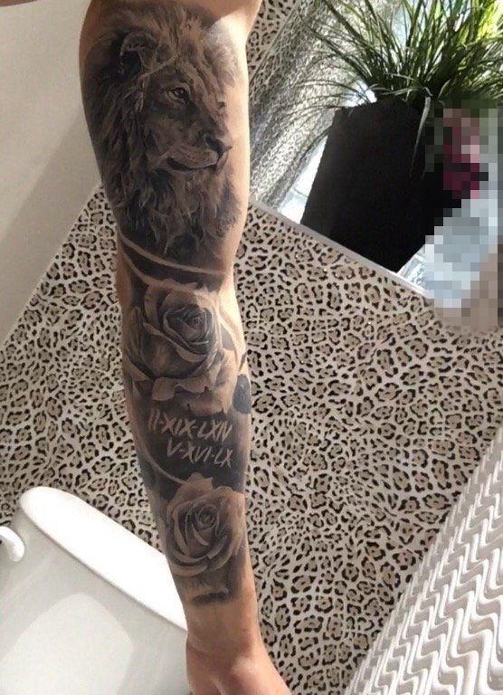 男生手臂上黑白灰色花臂狮子与玫瑰纹身图片