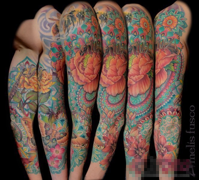 男生手臂上创意彩绘花臂与花卉蜜蜂纹身图片