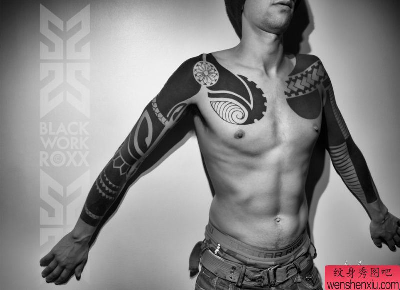 男性黑灰简单图腾花臂纹身图案写真图片