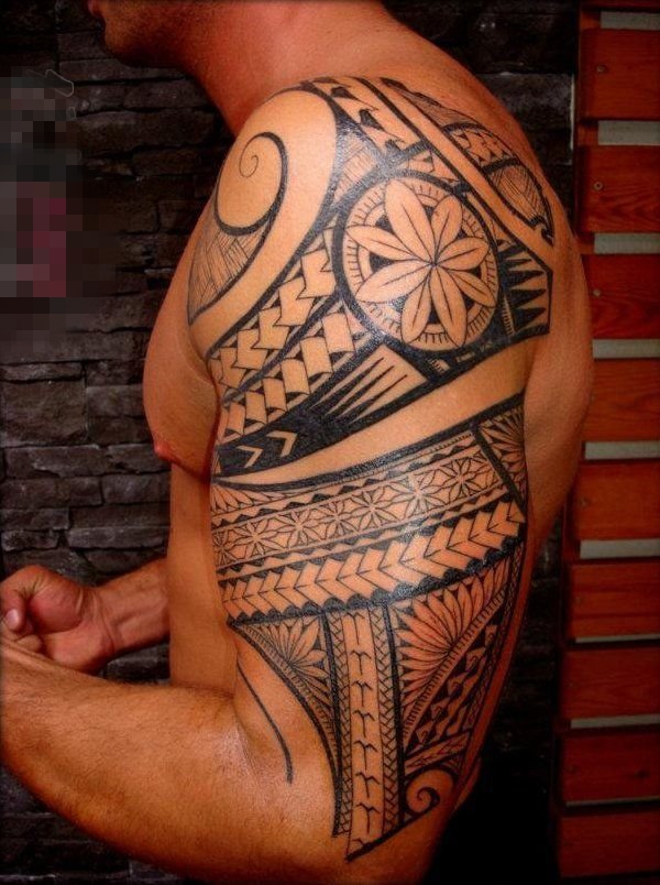 霸气十足的男生手臂上黑色线条几何元素创意图腾花臂纹身图案