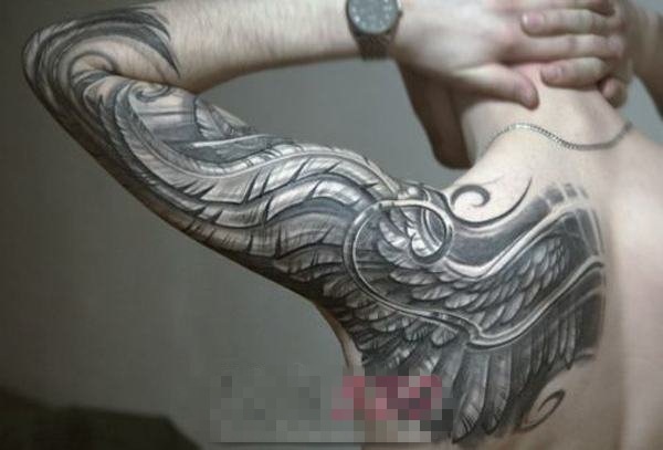 男生手臂上黑色素描创意羽毛霸气花臂纹身图片