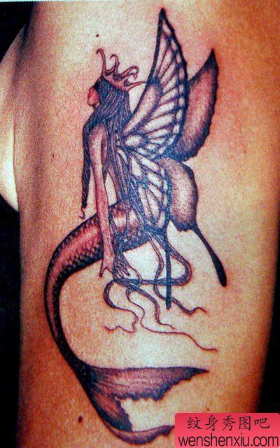 一幅美人鱼翅膀纹身图案