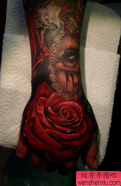 一幅手背上的一幅红色玫瑰花纹身图案