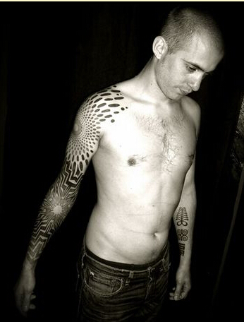 个性时尚男性花臂黑白图腾纹身图片