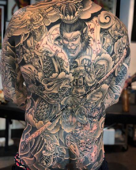 传统风格的一组男士大满背纹身图案