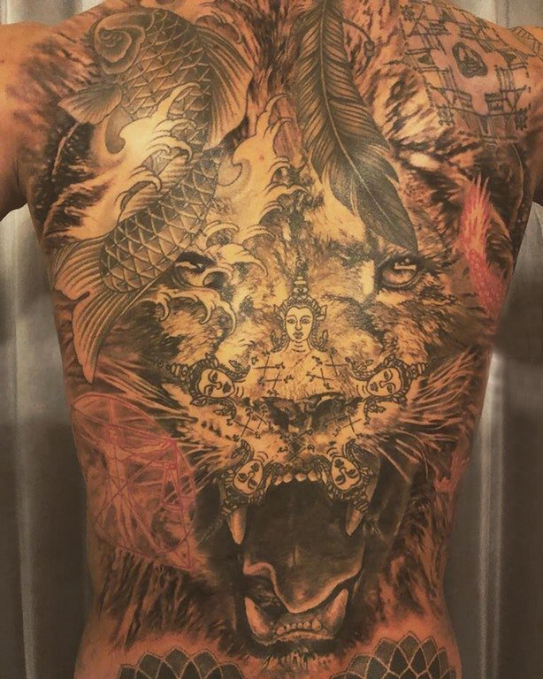 狮子王纹身  男生满背狮子和佛像纹身图片
