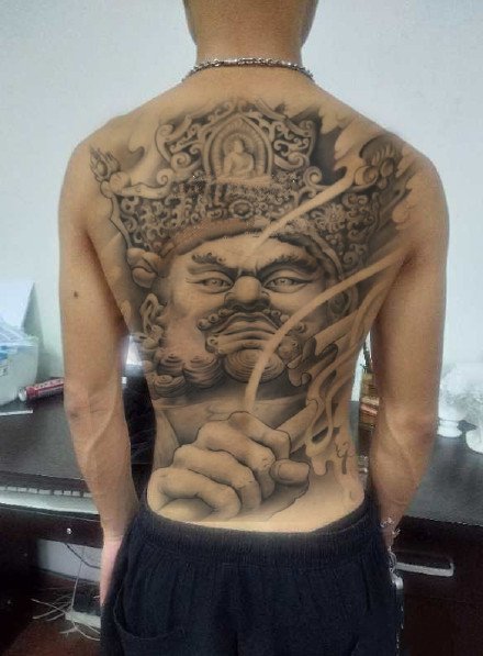 男士背部的满背传统纹身图案作品9张