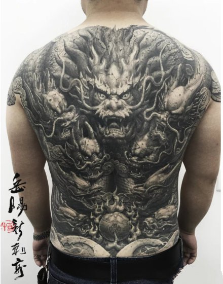 中国传统风格的大满背纹身作品欣赏