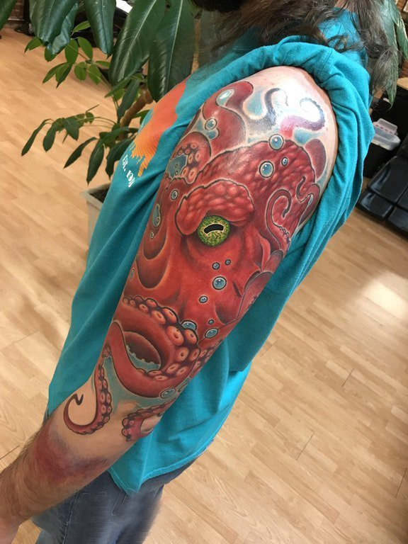 章鱼纹身图案  男生手臂上创意的章鱼纹身图片