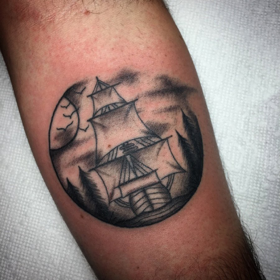 纹身小帆船 男生手臂上黑色的帆船纹身图片