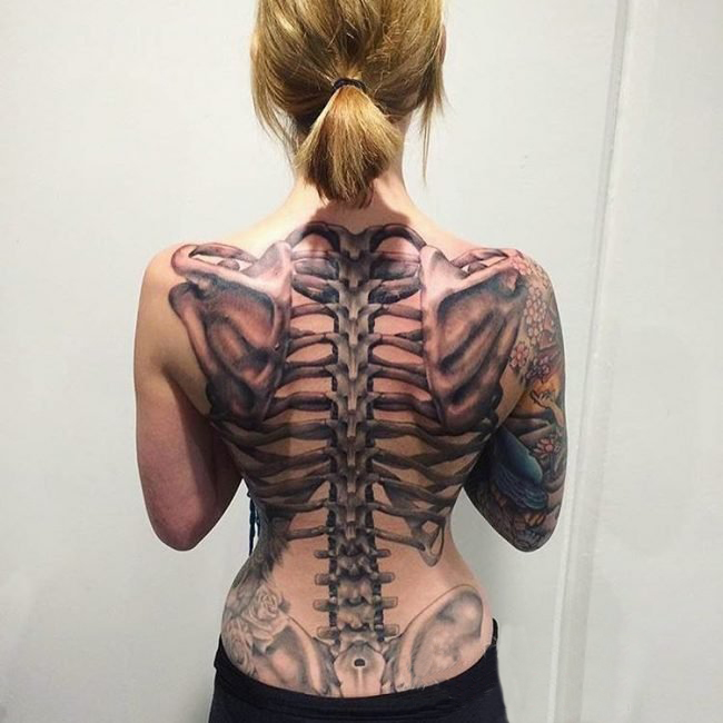 女生背部黑灰素描点刺技巧创意大面积满背骨头纹身图片