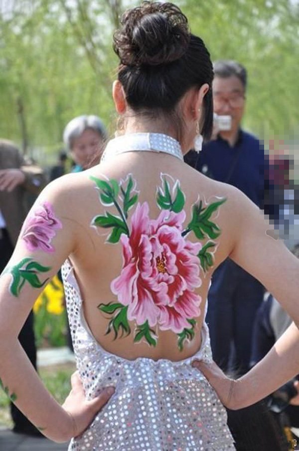 女生满背上彩绘渐变文艺花朵纹身图片