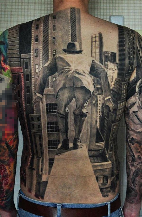 男生满背黑灰点刺建筑和人物肖像纹身图片