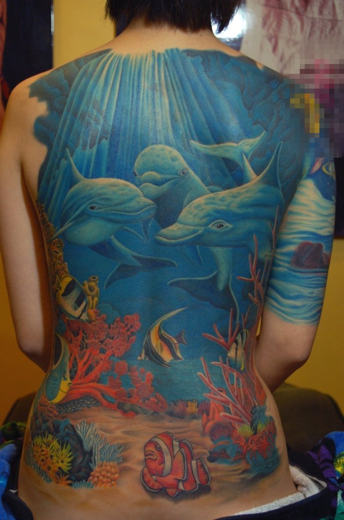 女生满背彩绘清新海底海豚与热带鱼纹身图片