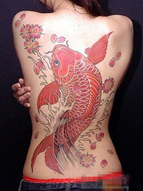 女生满背彩绘文艺花朵和锦鲤纹身图片