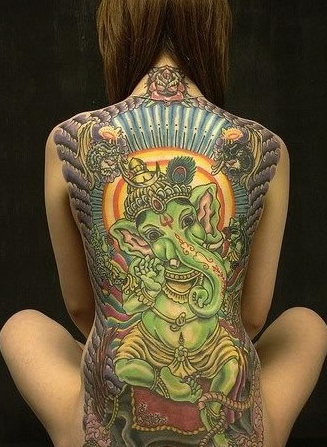 女生后背彩绘的象神纹身图案