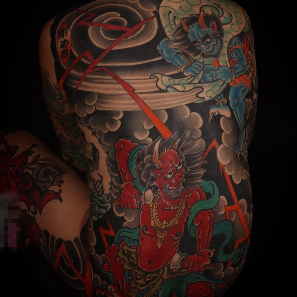 男性后满背彩色传统日本神话人物风神雷神纹身图片