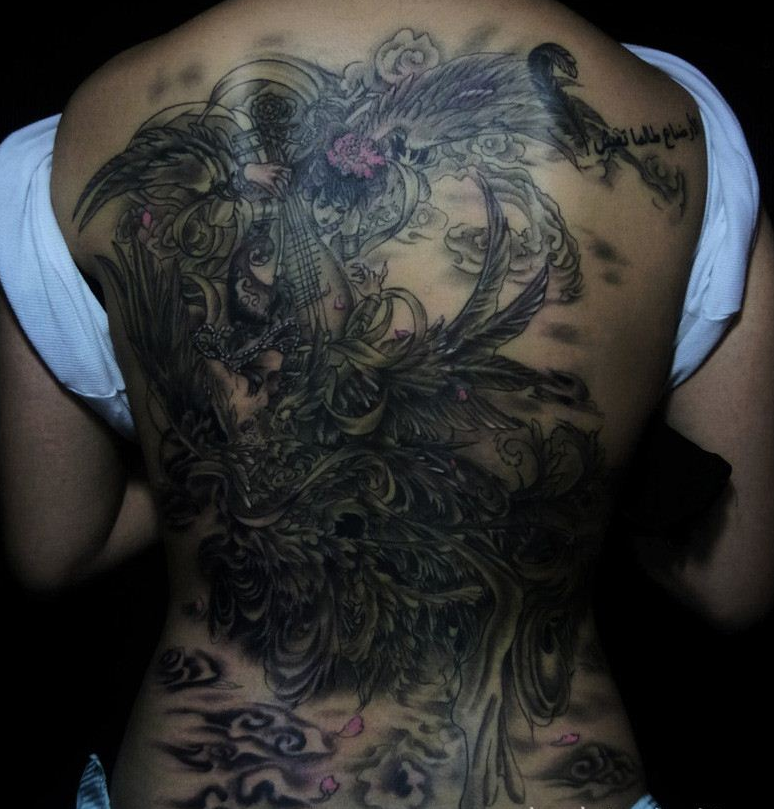 女性满背漂亮的飞天纹身图案