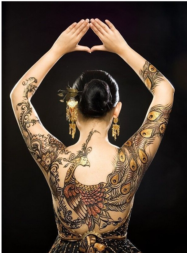 个性女子满背漂亮的孔雀彩绘纹身图案