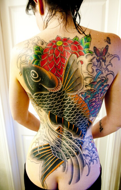 女性满背传统鲤鱼花卉彩色纹身图案