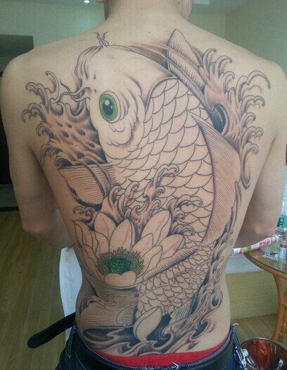背部中国经典传统的鲤鱼纹身图案