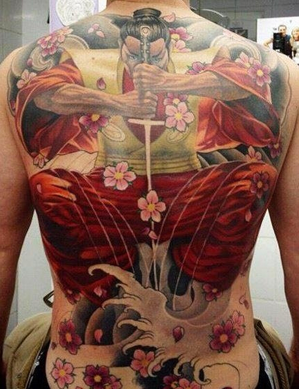 男性满背日本武士花朵纹身图案