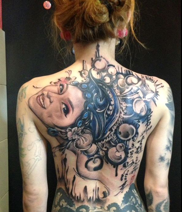 美女纹身师背部彩绘女性肖像纹身图案