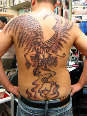 满背阿拉丁神灯和天使纹身图案