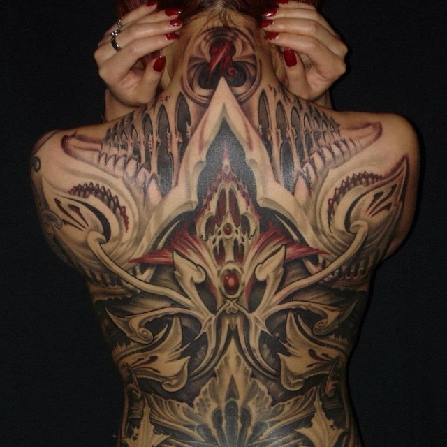 女性满背漂亮的创意纹身图案