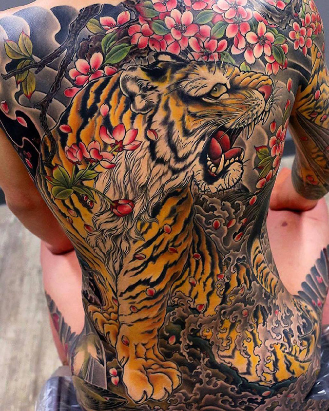 满背霸气咆哮的老虎花蕊彩绘纹身图案
