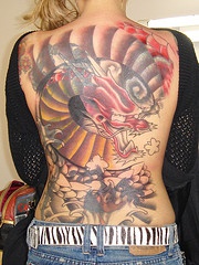 满背彩色的亚洲龙纹身图案