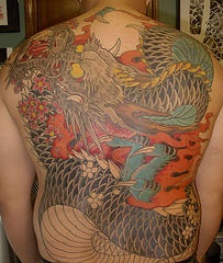 满背残缺的亚洲龙彩绘纹身图案