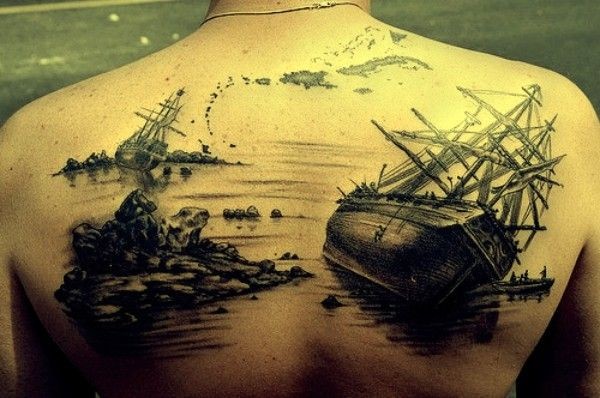 背部沉船与海滩黑灰纹身图案