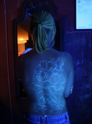 女生背部荧光线条几何纹身图案