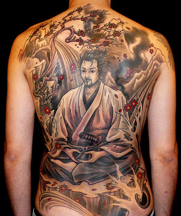 满背日本武士和红色小花纹身图案