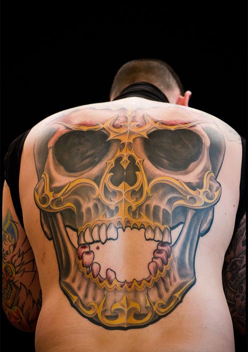 背部金色的骷髅个性纹身图案