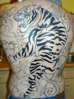 满背黑白分明的亚洲老虎纹身图案