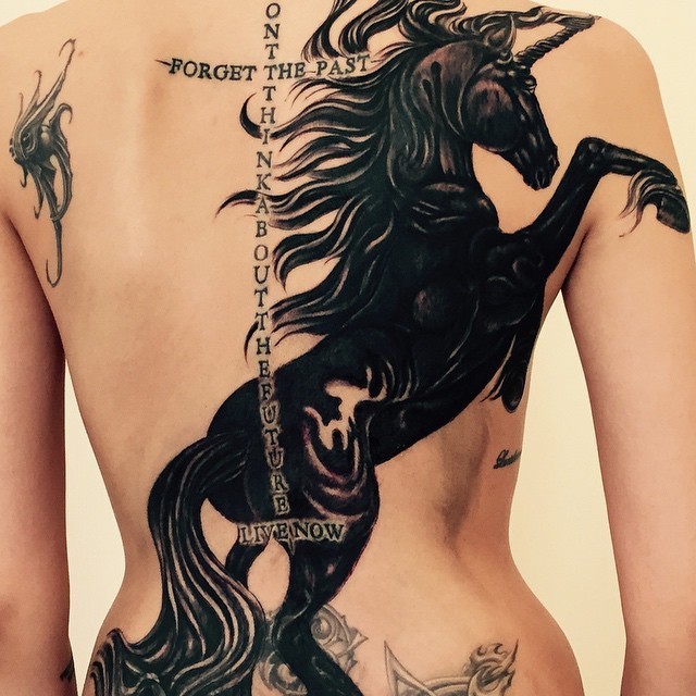 背部伟大的黑色马和字母纹身图案